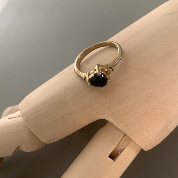 Sweet Vintage Gold Tone Heart Ring - Picture 2 of 3